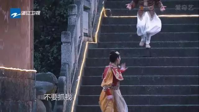 鹿晗忍不住对热巴放大招，逼问热巴“初吻”给了谁？！