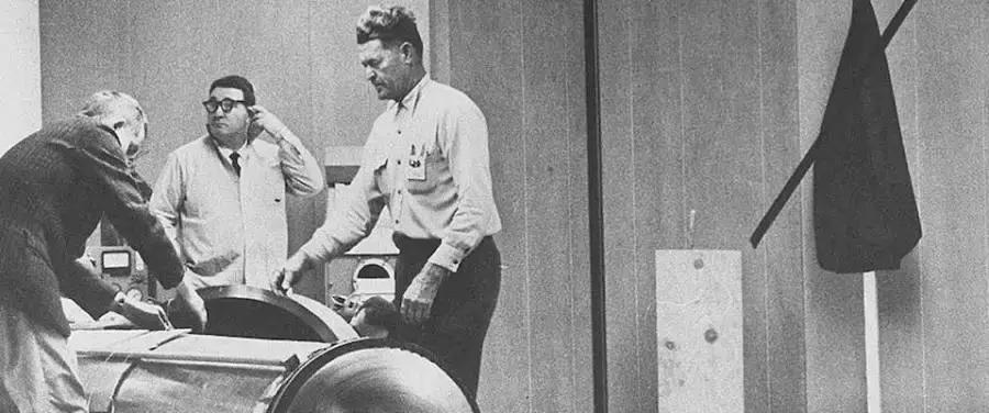 为了复活50年前的“冷冻人”，这个维修工背负了半世纪的骂名