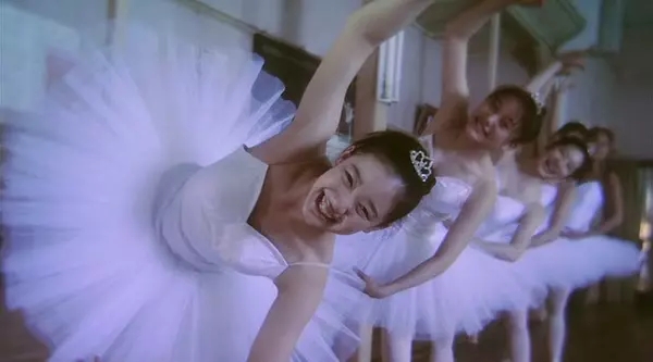 踢足球、开摩托，跳舞跳到肺炎复发，这位芭蕾少女的画风清奇！