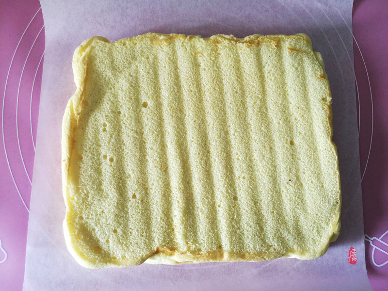 首次学做的蛋卷，特为孙女送上的儿童节礼物—曼越莓干蛋糕卷