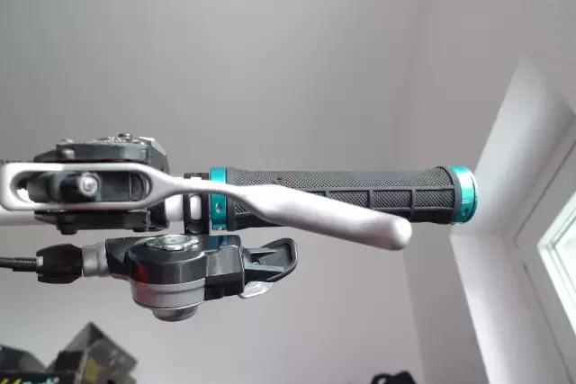 不谨慎撞到车但是车完好无损,不谨慎摔车了