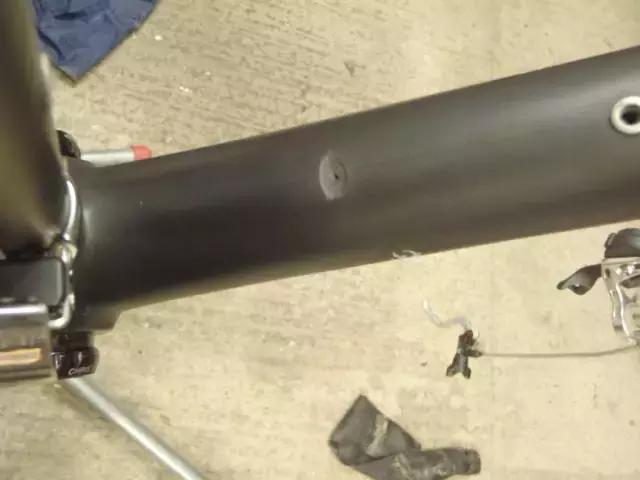 不谨慎撞到车但是车完好无损,不谨慎摔车了