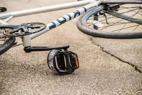 不谨慎撞到车但是车完好无损,不谨慎摔车了