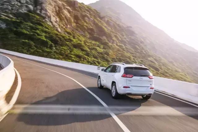 jeep自由光试驾第一视角,性价比凸显试驾国产jeep自由光