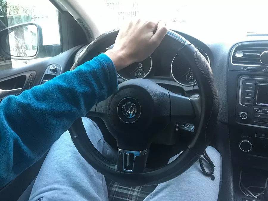 握方向盘的姿势看驾龄,手握方向盘的姿势代表什么