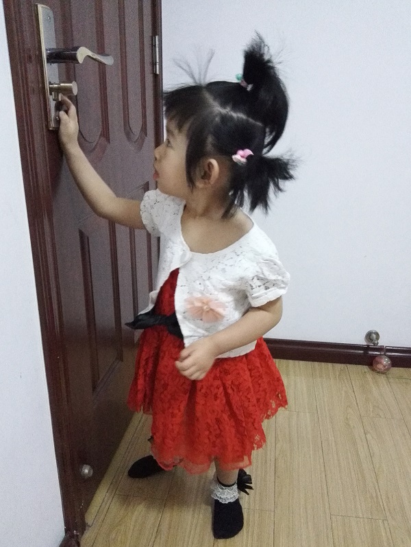 小孩子自己在卧室反锁了怎么办,孩子不谨慎把自己锁在保险柜