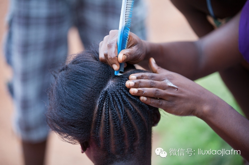 男人关心足球，女人关心发型