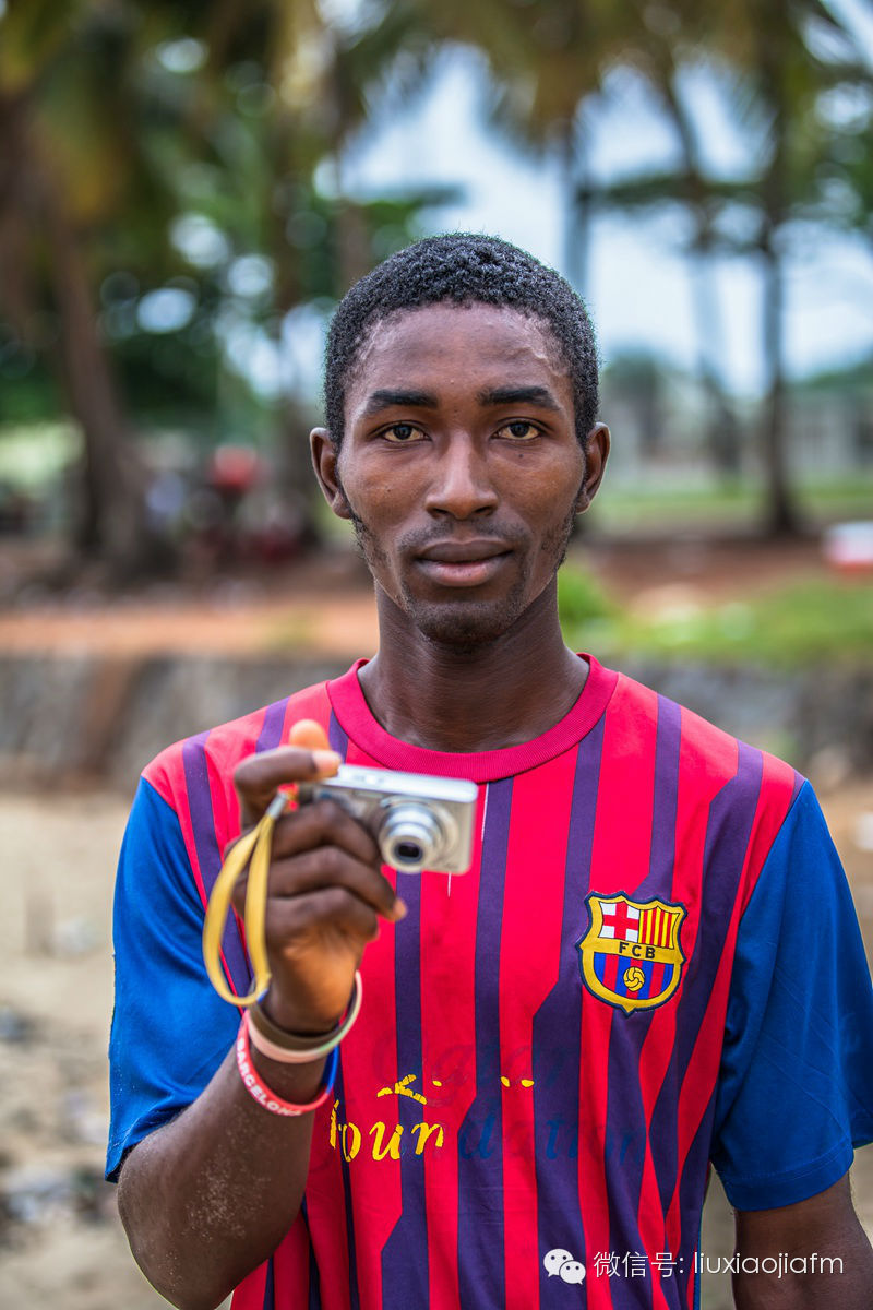 男人关心足球，女人关心发型