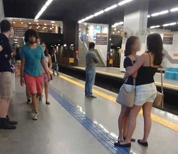 两个女生牵手真实照片,情侣相抱相拥真实图片