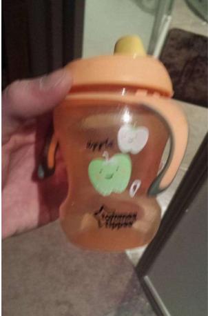 她实在搞不懂宝宝怎么会经常生病？当她撬开婴用品吸嘴后才明白