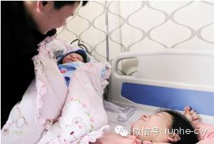 胎儿命悬一线医生托举24分钟救命,怀孕6个月医生跪地救人