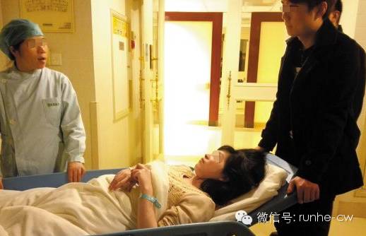 胎儿命悬一线医生托举24分钟救命,怀孕6个月医生跪地救人