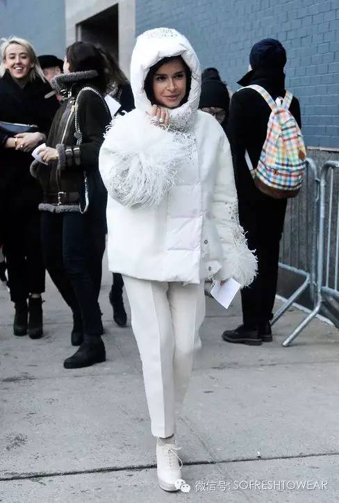 爆款羽绒服谁穿都好看,冬天穿什么颜色的羽绒服最好看