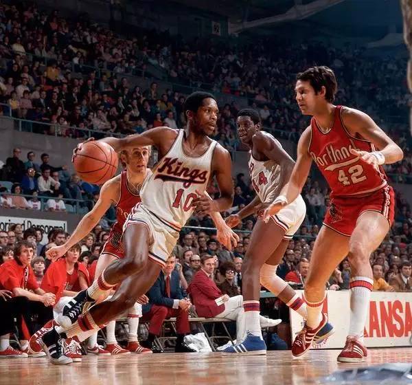 为了你脚上的帆布鞋，几家大牌每年要打50亿美元的战争