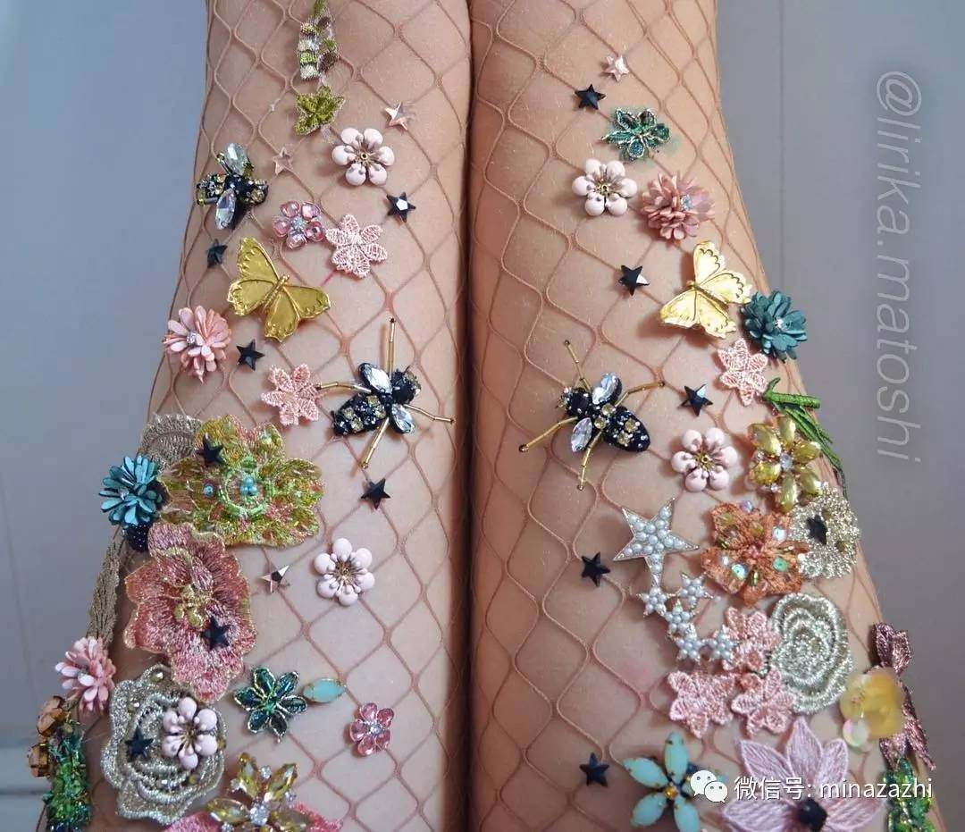 时尚｜渔网袜的究极版！进来看看「花朵渔网袜」你能接受吗？原来辣眼的时尚也能这么仙！