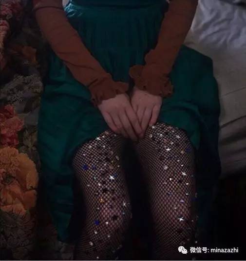 时尚｜渔网袜的究极版！进来看看「花朵渔网袜」你能接受吗？原来辣眼的时尚也能这么仙！
