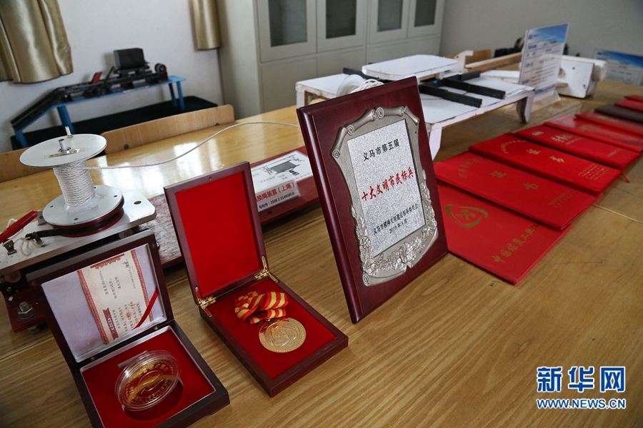 罗永福：在通电灯泡上切割铁丝的煤炭技能大师