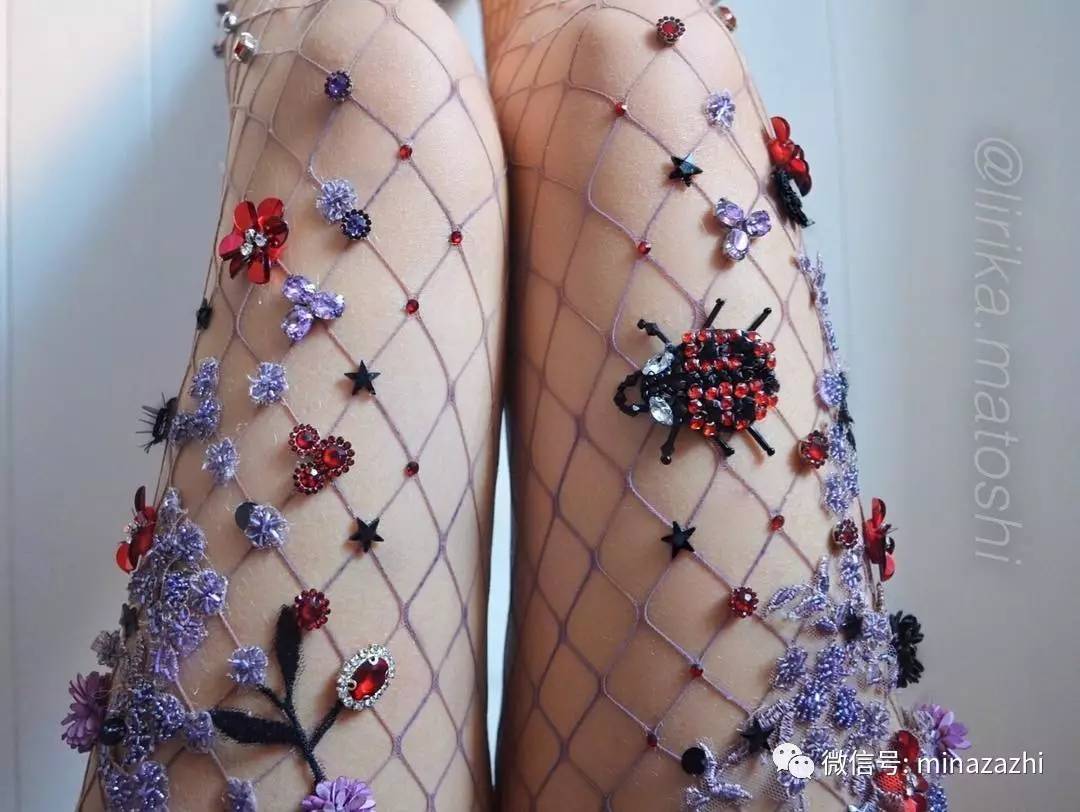 时尚｜渔网袜的究极版！进来看看「花朵渔网袜」你能接受吗？原来辣眼的时尚也能这么仙！