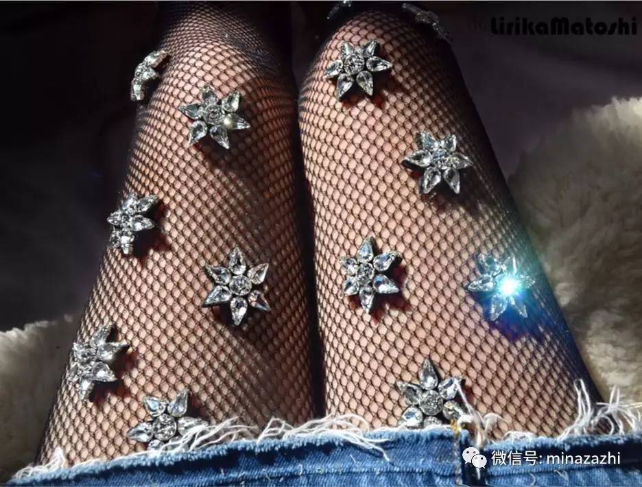 时尚｜渔网袜的究极版！进来看看「花朵渔网袜」你能接受吗？原来辣眼的时尚也能这么仙！