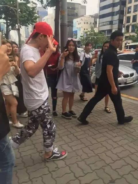 脚下没冰鞋心中有鞋,只要心中有跑道在哪都能跑