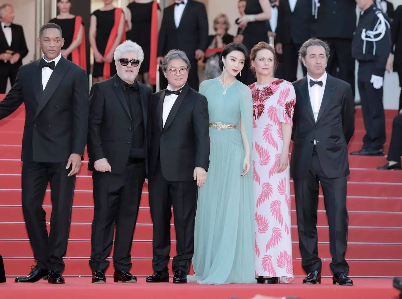 范冰冰全程陪伴,范冰冰踏上戛纳红毯的那一刻