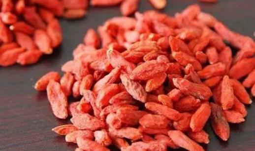 枸杞泡水枸杞会掉色吗,干枸杞用湿手拿会掉色吗