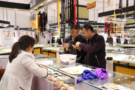 龙陵黄龙玉雕刻大赛视频,五人制足球世界杯黄龙玉奖牌