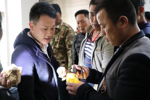 龙陵黄龙玉雕刻大赛视频,五人制足球世界杯黄龙玉奖牌