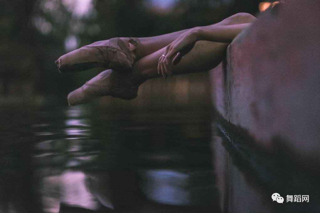 一群芭蕾舞者走上街头,一群芭蕾舞者视频