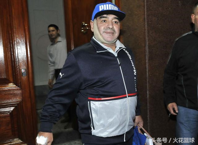 马拉多纳真实生活照,57岁马拉多纳与小女友