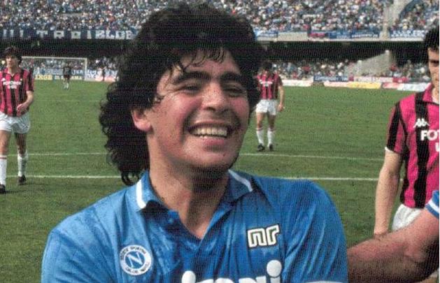 足球史上最伟大球员马拉多纳,足球传奇球星马拉多纳