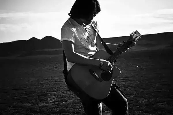 与窦唯相爱相杀十年的她，用记录了中国那个不朽的摇滚时代