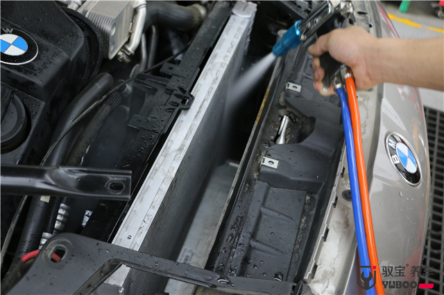 宝马5系水箱温度过高，问题原因竟然是上面盖了一层“棉被”