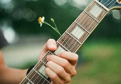 弹吉他手疼吗,弹吉他右胳膊疼怎么办