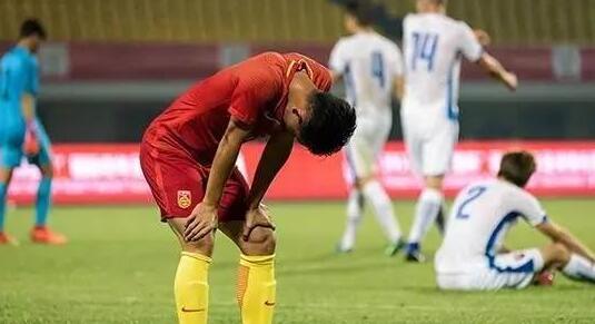 一边是青年队3连败垫底，一边是穷学生攒钱买足球，足协都干啥了