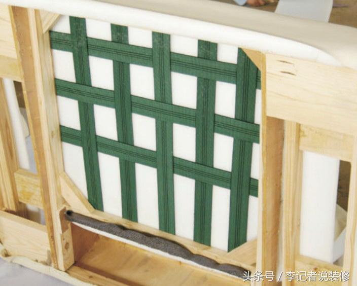 好真皮沙发的皮可以“吹透水”沙发塌陷多是拉簧绷带质量差