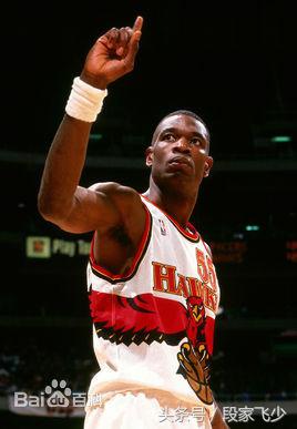 篮球场上的五个位置站位,篮球各位置进攻和防守的站位