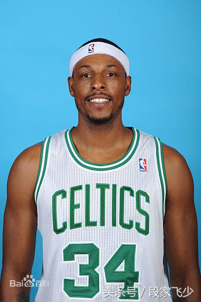 篮球场上小前锋的位置以及打法,篮球场上五个位置的正确解释