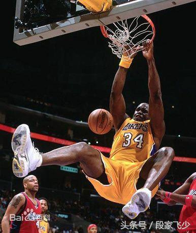 篮球场上的五个位置站位,篮球各位置进攻和防守的站位