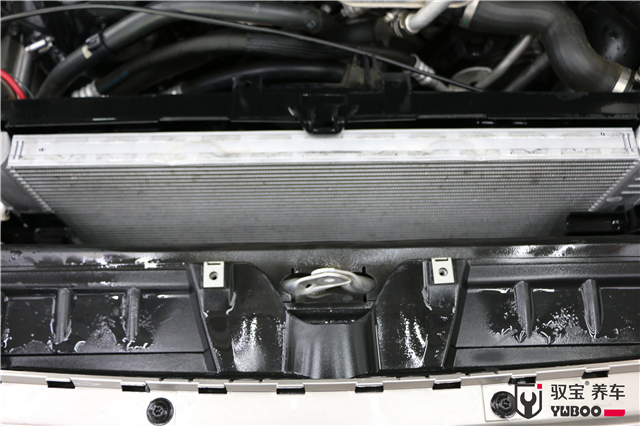 宝马5系水箱温度过高，问题原因竟然是上面盖了一层“棉被”