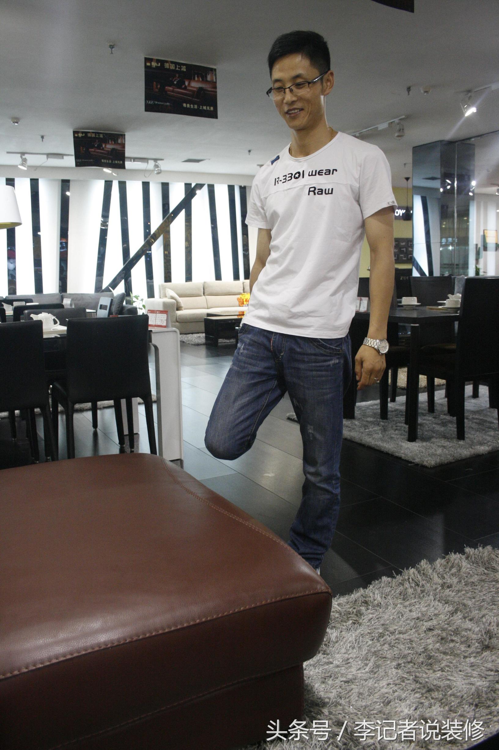 好真皮沙发的皮可以“吹透水”沙发塌陷多是拉簧绷带质量差