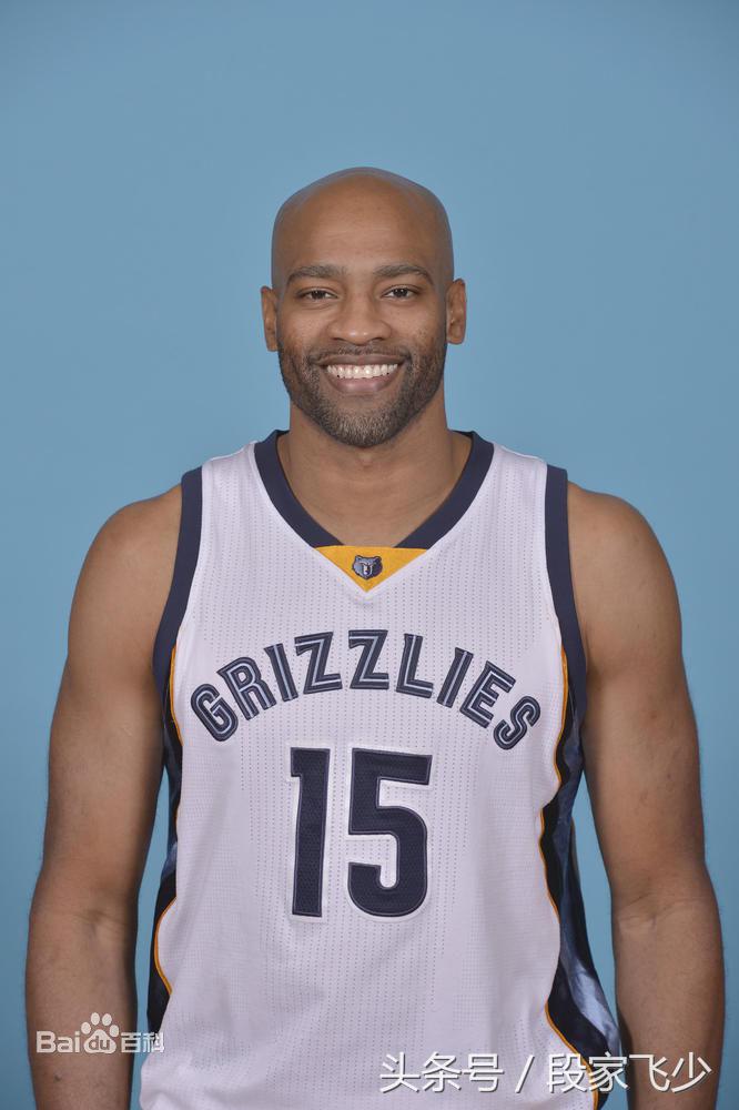 篮球场上小前锋的位置以及打法,篮球场上五个位置的正确解释