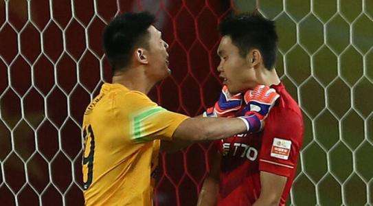国足门将失误进球视频回放,国足门将颜骏凌对比王大雷