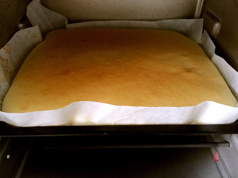 首次学做的蛋卷，特为孙女送上的儿童节礼物—曼越莓干蛋糕卷