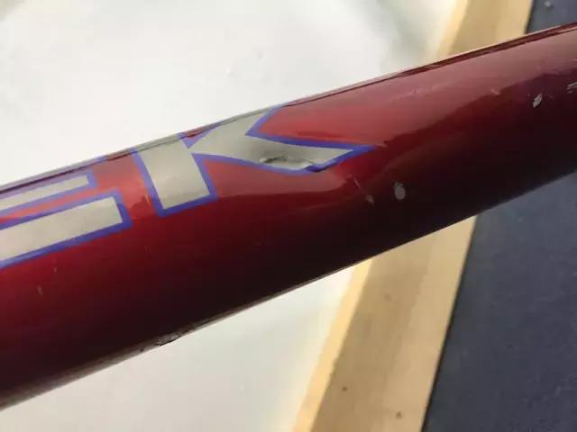 不谨慎撞到车但是车完好无损,不谨慎摔车了