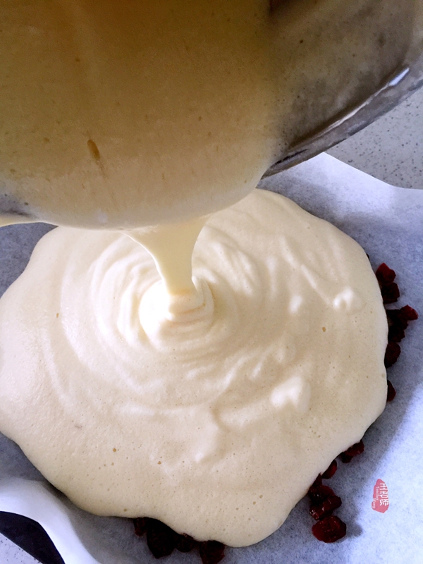 首次学做的蛋卷，特为孙女送上的儿童节礼物—曼越莓干蛋糕卷