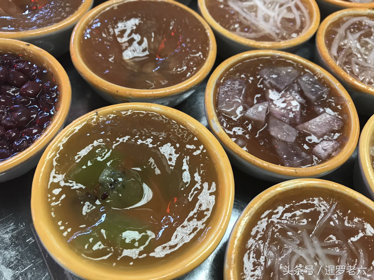 广州天桥摆地摊钵仔糕,广州街边透明钵仔糕