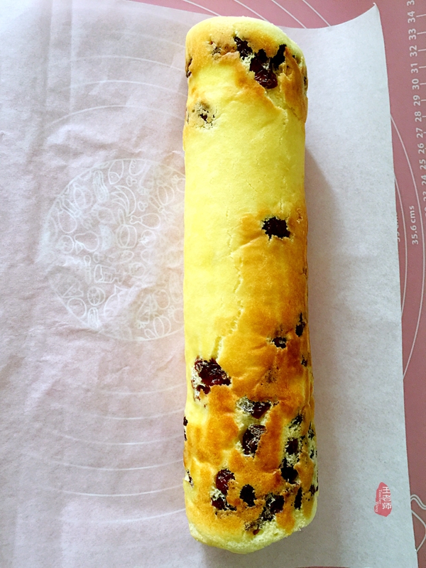 首次学做的蛋卷，特为孙女送上的儿童节礼物—曼越莓干蛋糕卷