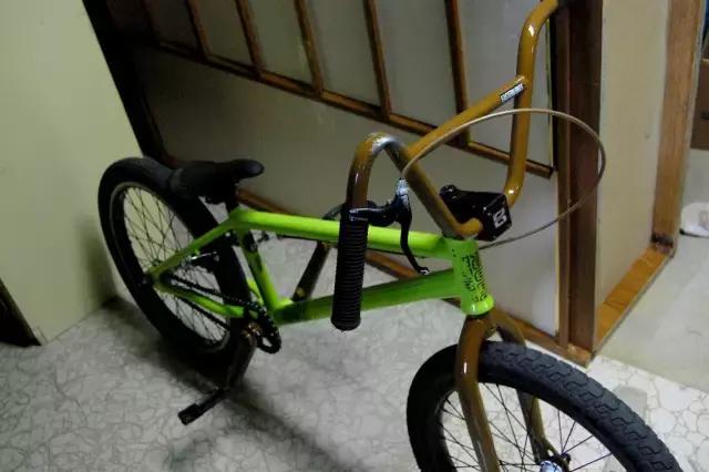 不谨慎撞到车但是车完好无损,不谨慎摔车了