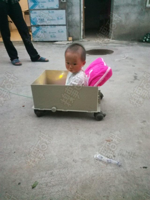 十条笑话：一小时后，表弟拉着他的女朋友回家了，姑妈的脸都绿了